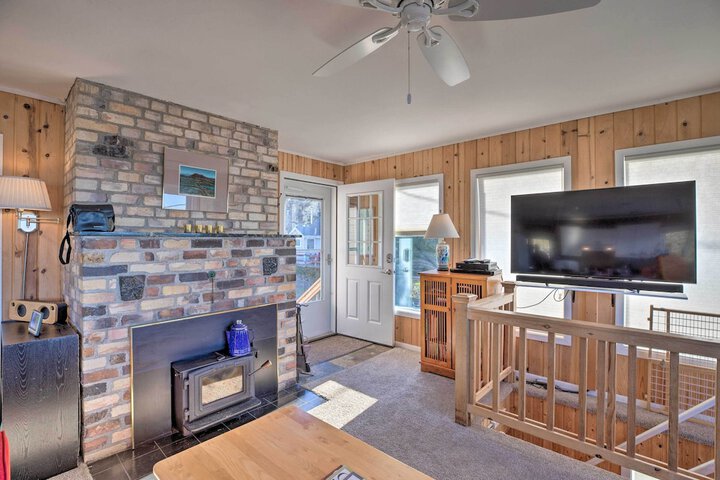 Exquisite Oceanside House w / Pacific Views & Deck!