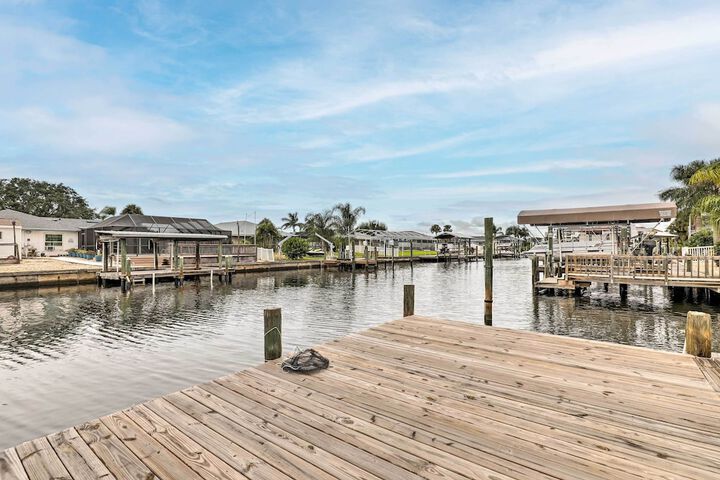 Apollo Beach Waterfront Retreat w / Boat Dock!