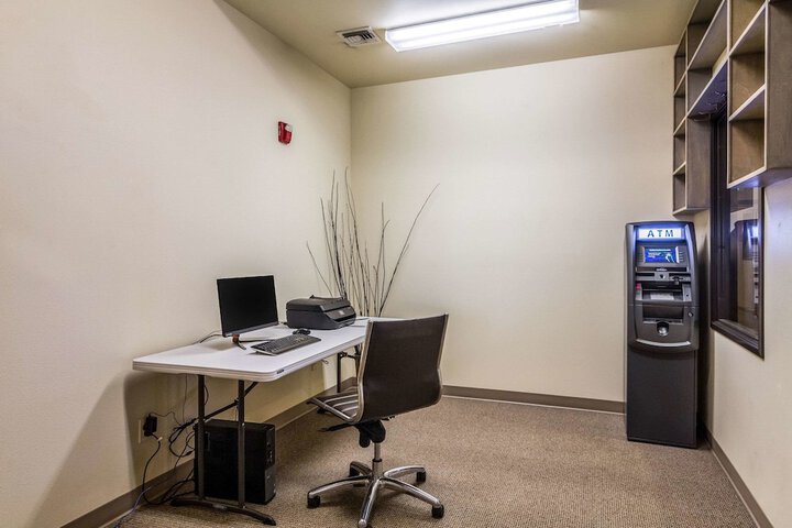 Business Center 27 of 28