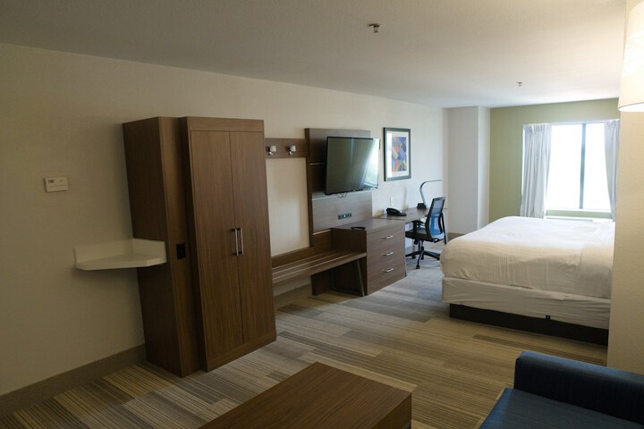 Holiday Inn Express & Suites Douglas by IHG