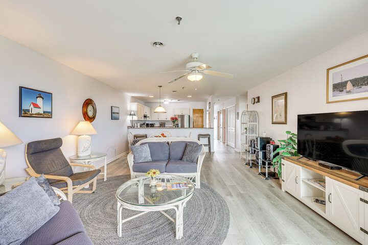 Oak Island Beachfront Condo w / Community Pool