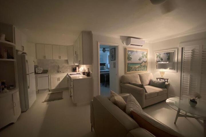 Closest 1BR to Vanderbilt Beach full kitchen with dishwasher, ALL NEW!