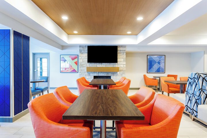Holiday Inn Express & Suites Lancaster by IHG