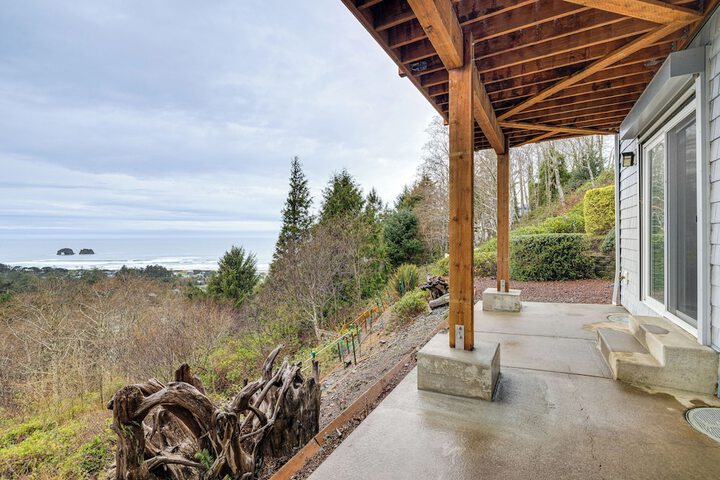Lovely Rockaway Beach Home w / Pacific Ocean Views!