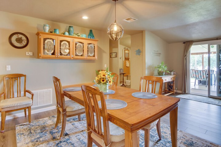 Cozy Lake Eufaula Hideaway w / Fire Pit & Hot Tub!