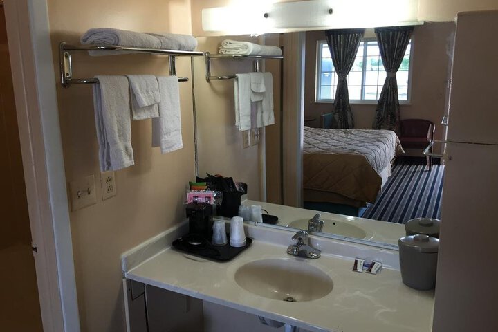 BUDGET INN