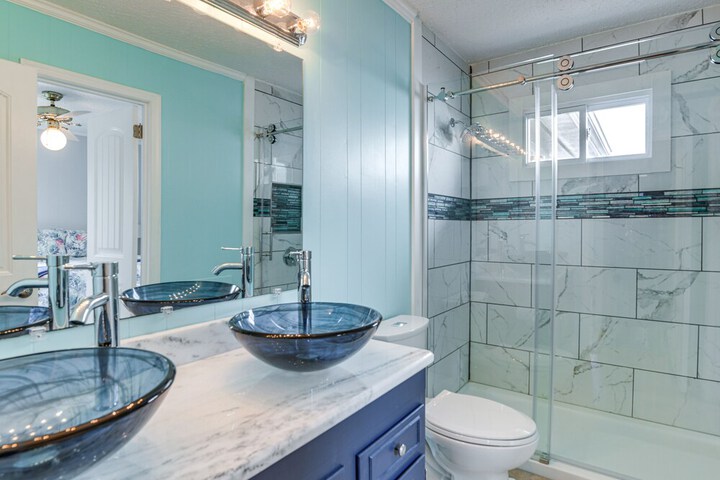 Riverfront Colonial Beach Home w / Private Beach!