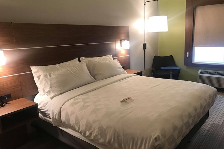Room 27 of 68