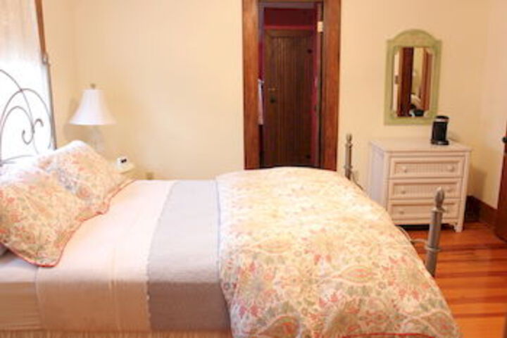 DeBourge Guesthouse