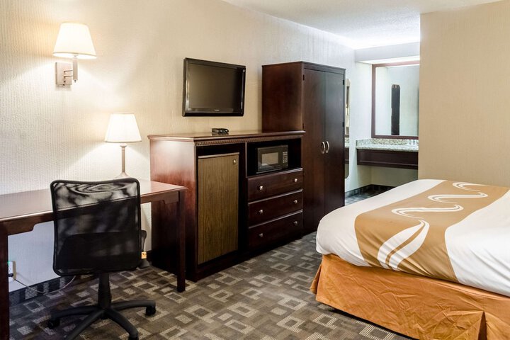 Room 10 of 32