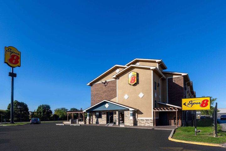 Super 8 by Wyndham Roseville / Detroit Area