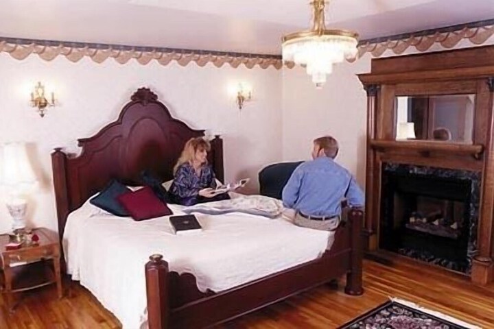 Chestnut Charm Bed & Breakfast