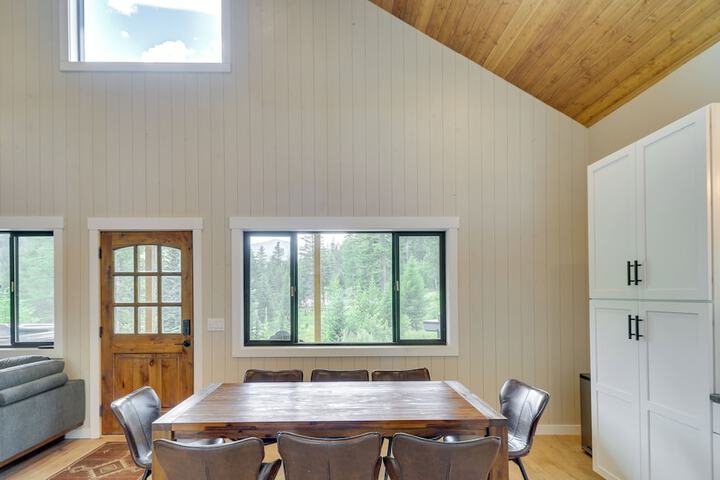 Modern Lakeside Cabin w / Mountain Views & Hot Tub!