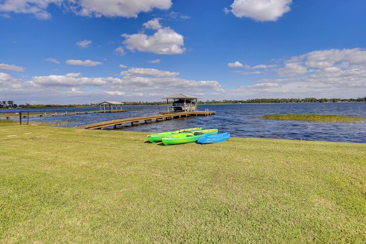 Lakefront Home w / Game Room Kayaks, & Fire Pit