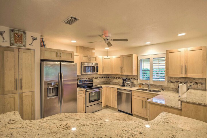 Spacious Naples Home 1 Mi to Vanderbilt Beach!
