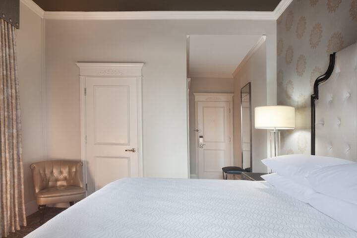 Room 37 of 212