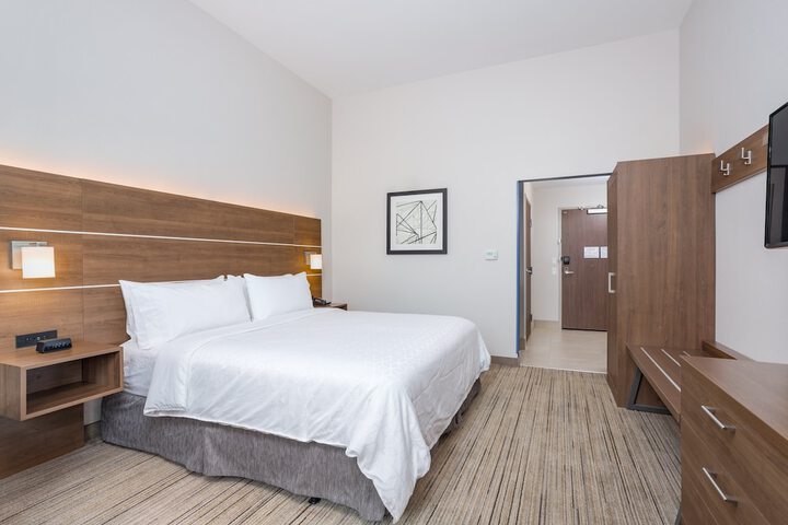 Room 11 of 32