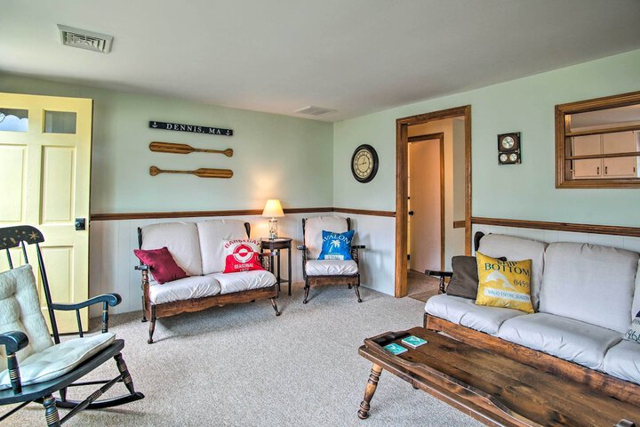 Traditional Cape Cod Cottage: Walk to Beach!