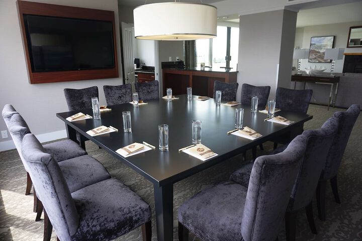DoubleTree by Hilton Hotel & Suites Victoria