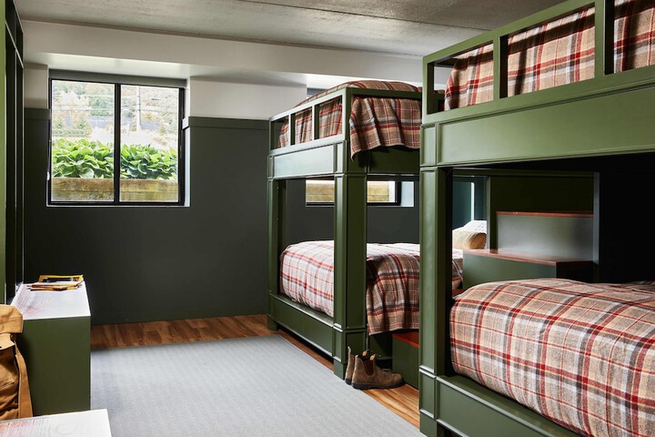 Room 27 of 61