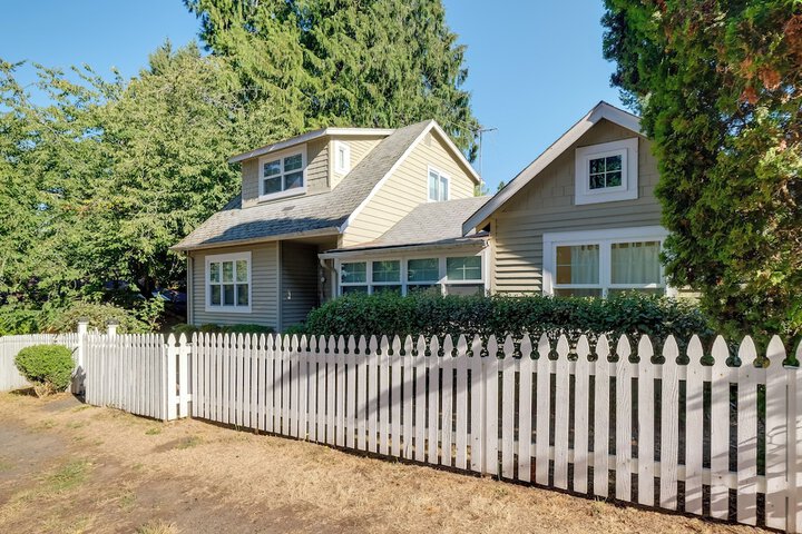 Charming Indianola Home: Walk to Town!