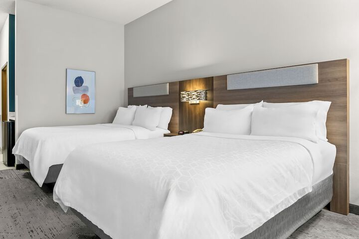 Holiday Inn Express & Suites Detroit North - Roseville by IHG