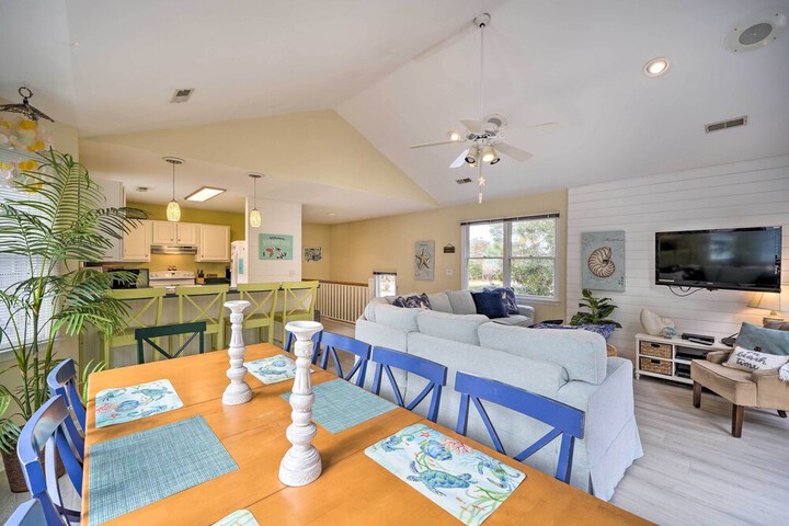 Coastal Home w / Community Pool 2 Miles to Beach!
