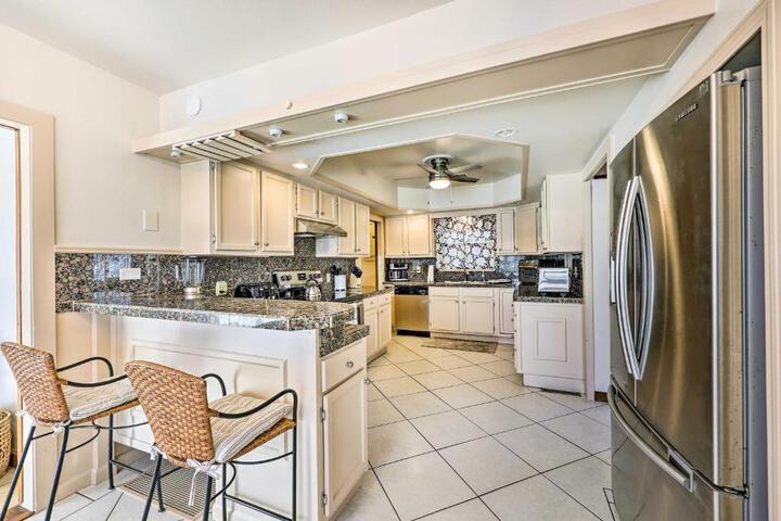 Private Pool: Lakefront Home in Hot Springs!