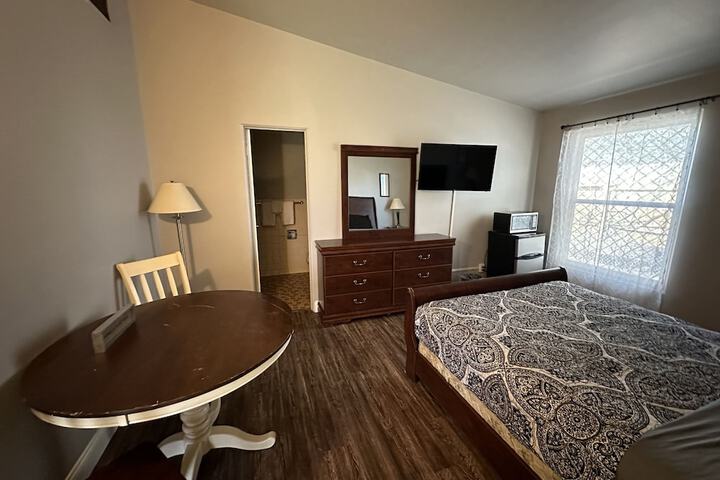 Room 4 of 7