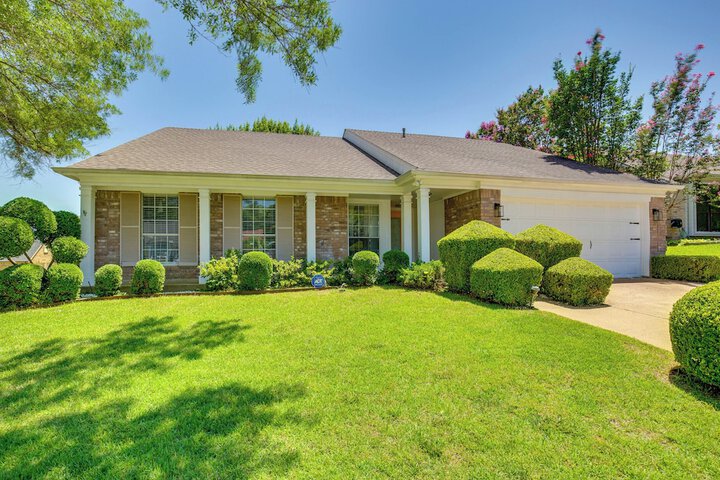 Walk to Lake! Rowlett Escape w / Fire Pit & Views
