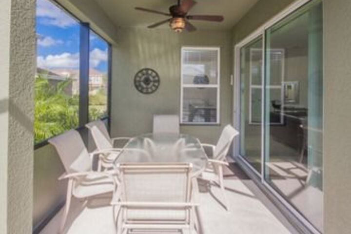 Oakview 4213 6 Br Villa by RedAwning