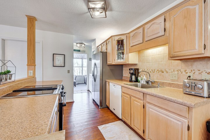 Lakefront Gem w / Games in Westminster!