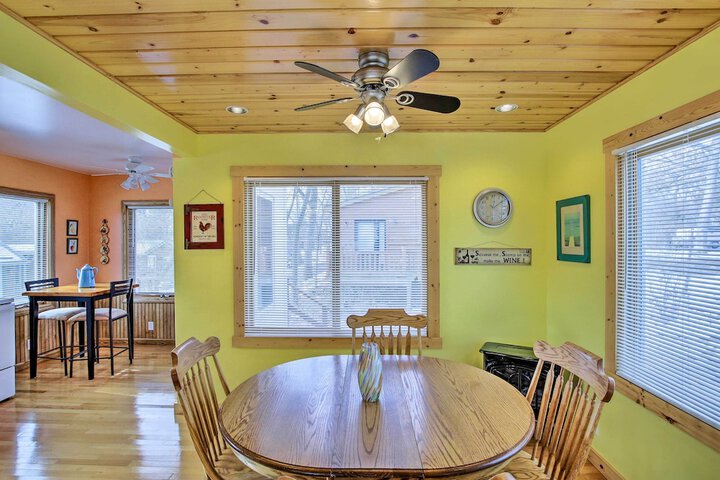 Charming Lake Ripley Cottage w / Water View!
