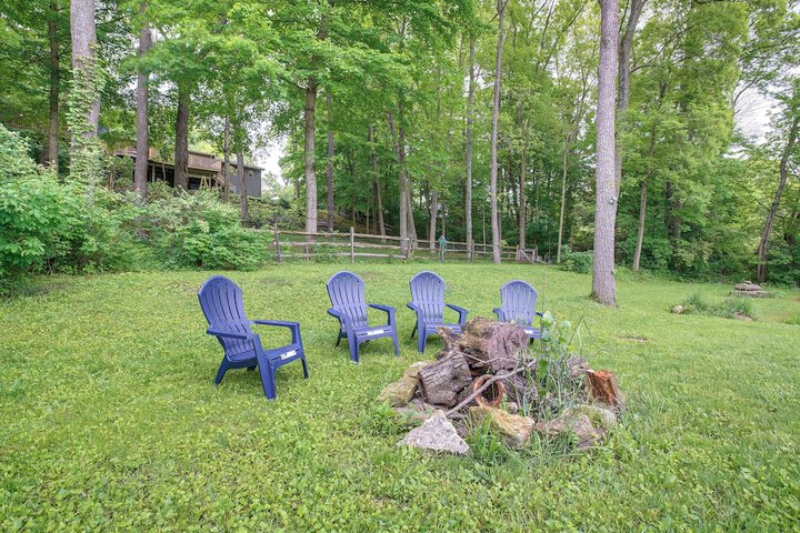 Spacious Riverfront Delaware Home w / Views