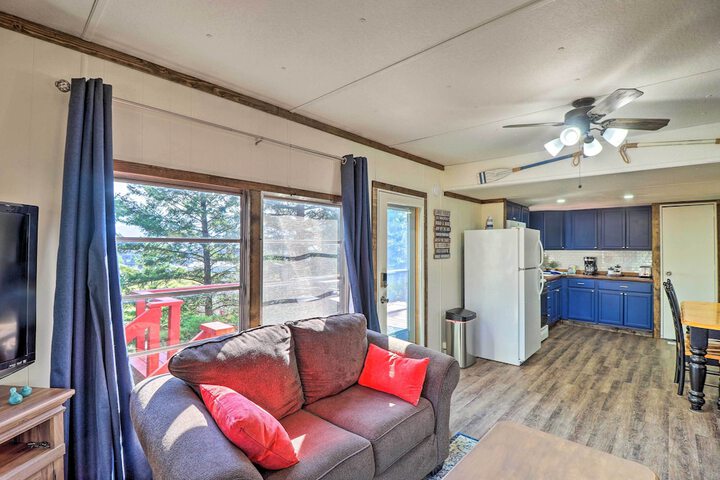 Cozy Lakeside Home w / Lake & Mountain Views!