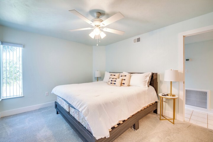 Cedar Key Condo w / Balcony & Gulf Views!