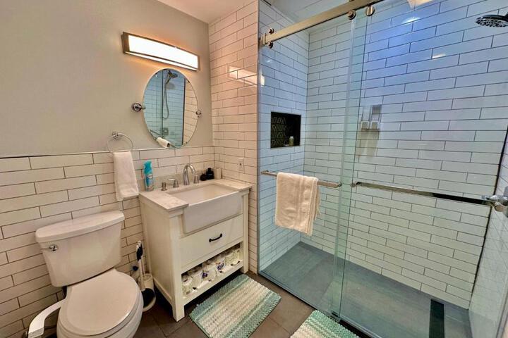 The Stylish Suite - 1BR with Free Parking