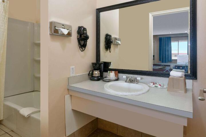 Super 8 by Wyndham Vernon