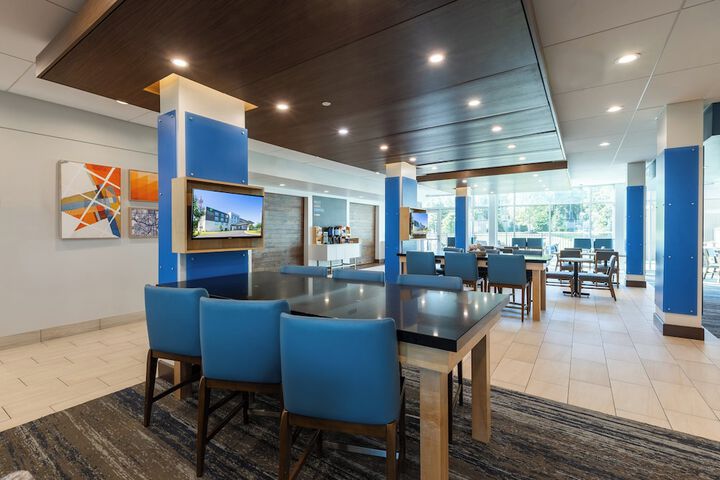 Holiday Inn Express & Suites Greenwood Mall by IHG