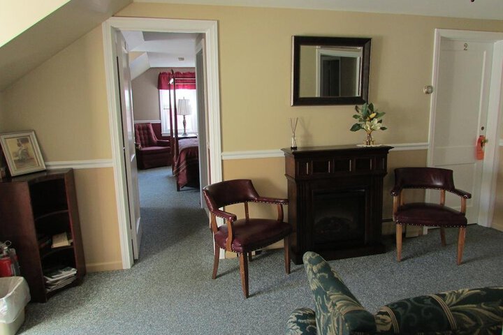 CURTIS HOUSE INN
