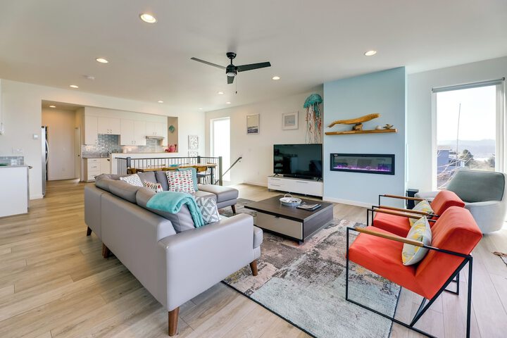 Scenic Depoe Bay Townhome w / Deck 1 Mi to Parks!