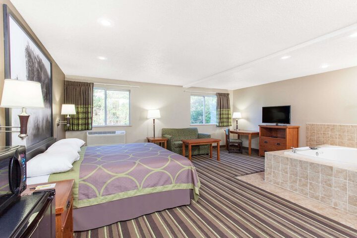 Super 8 by Wyndham Richlands / Claypool Hill Area