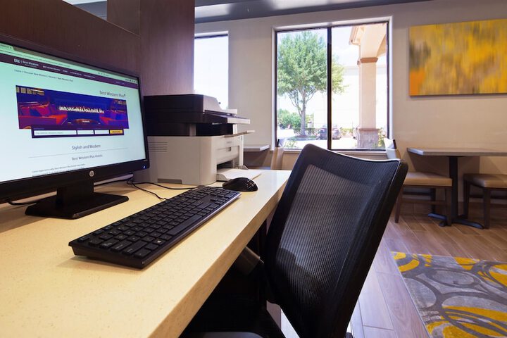 Business Center 23 of 23