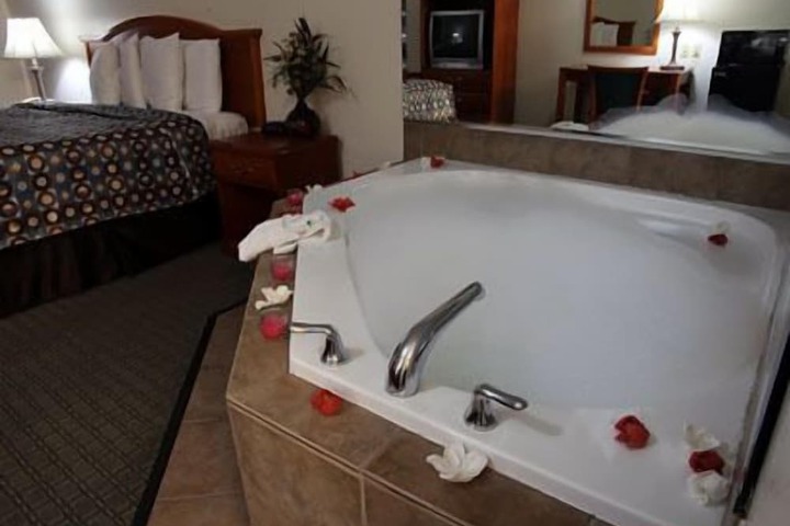 Hot Tub 52 of 52