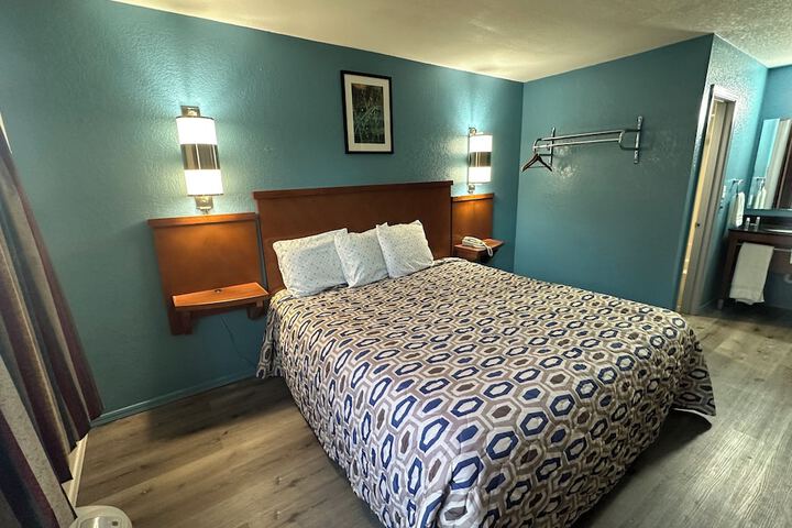 Room 27 of 32