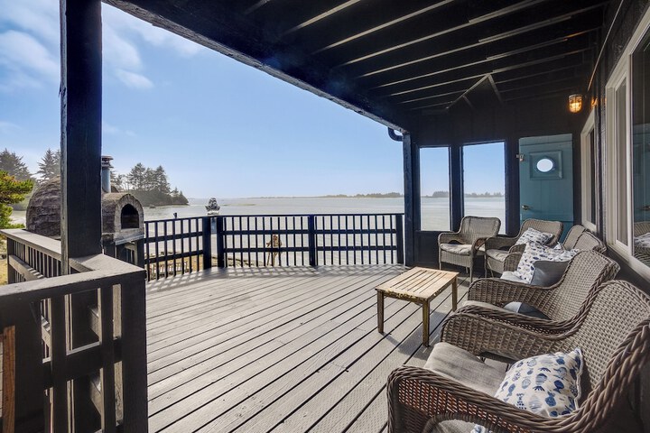 Waterfront Coos Bay Retreat w / Kayaks!