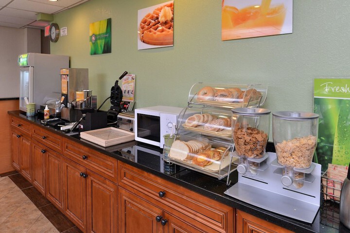 Breakfast/Coffee Service 25 of 31