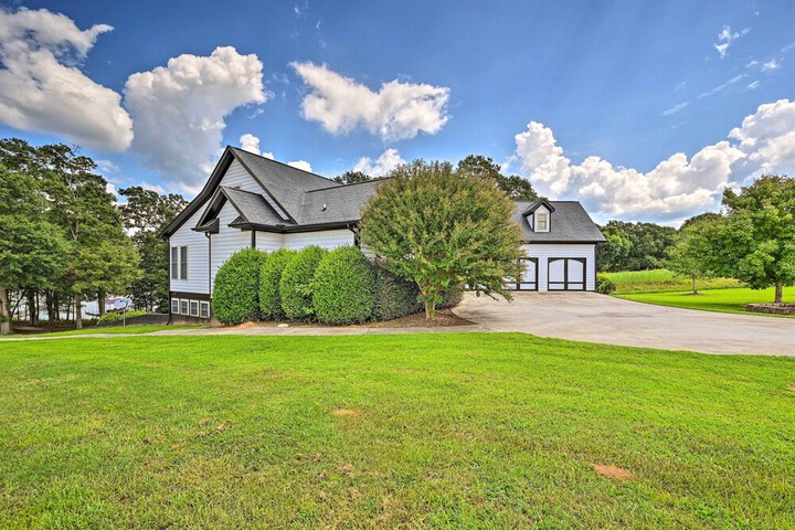 Upscale Family Home w / Dock on Lake Hartwell!