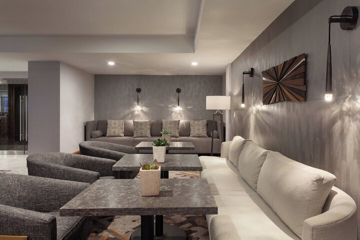 Lounge 34 of 35