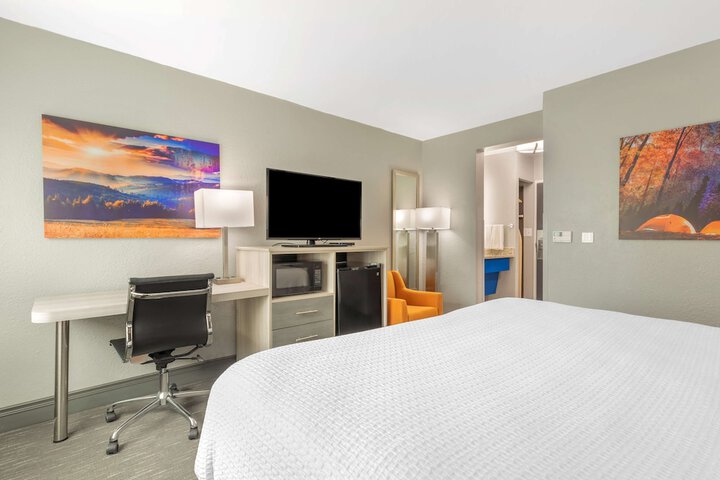 Best Western Plus Cleveland Inn & Suites